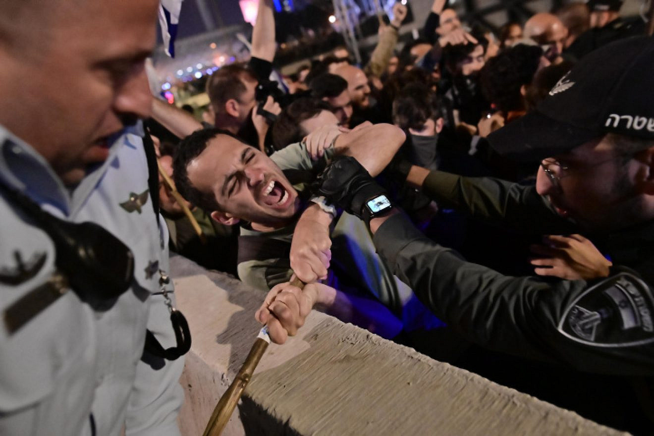 Opponents of the government's judicial reform plans grapple with police in Tel Aviv, March 4, 2023. Photo by Tomer Neuberg/Flash90.