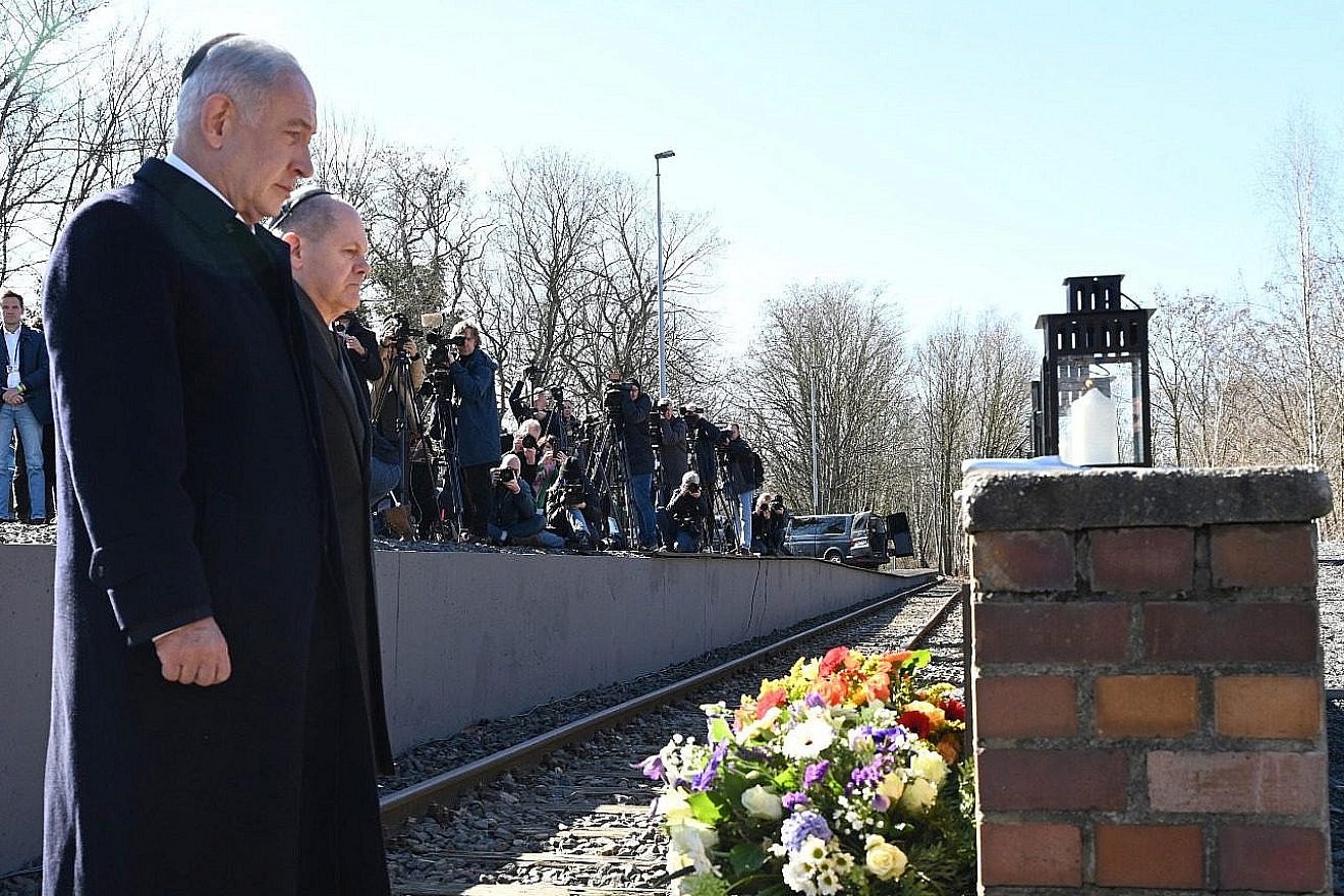 Prime Minister Benjamin Netanyahu and German Chancellor Olaf Scholz lay wreaths in honor of Holocaust victims at Platform 17 in Berlin, March 16, 2023. Photo by Haim Tzach/GPO.
