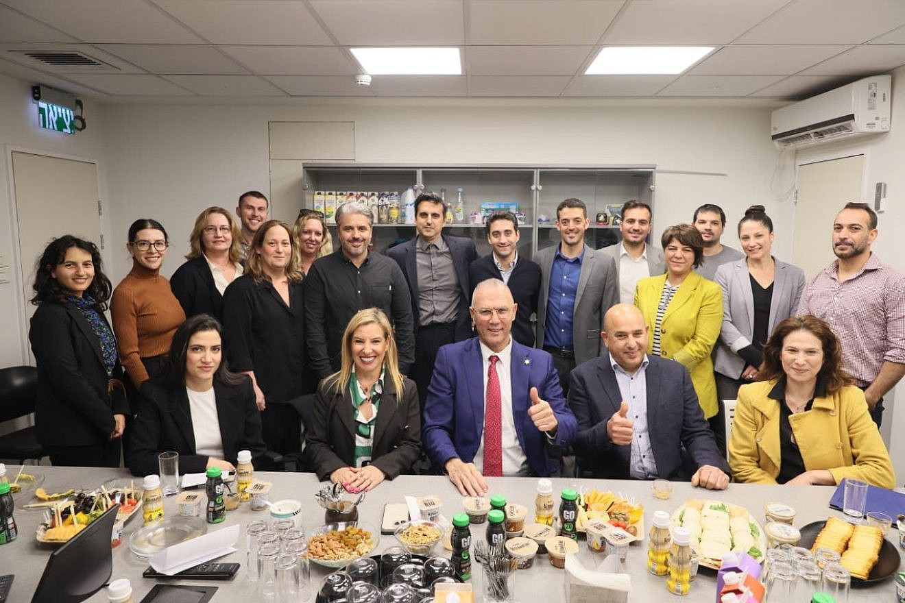 Prime Minister Office Director General Yossi Shelley and Prime Minister's Animal Rights Advisor Tal Gilboa (center) visiting Tnuva, March 30, 2023. Source: Government Press Office.
