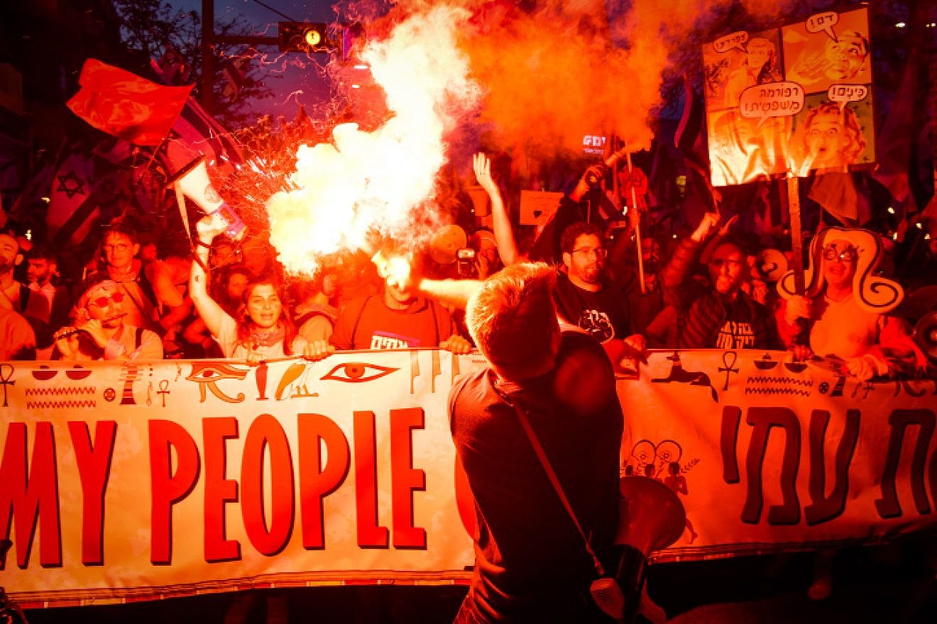 Thousands of Israelis protest against judicial reform at the Azrieli junction in Tel Aviv, on April 8, 2023. Photo by Avshalom Sassoni/Flash90.