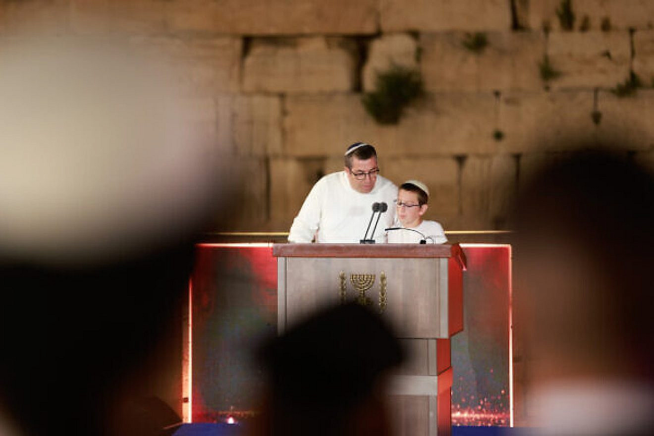 Shalom and Tzur Yaniv recite the Kaddish mourning prayer at the Western Wall Memorial Day ceremony in Jerusalem, April 24, 2023. Photo by Erik Marmor/Flash90.