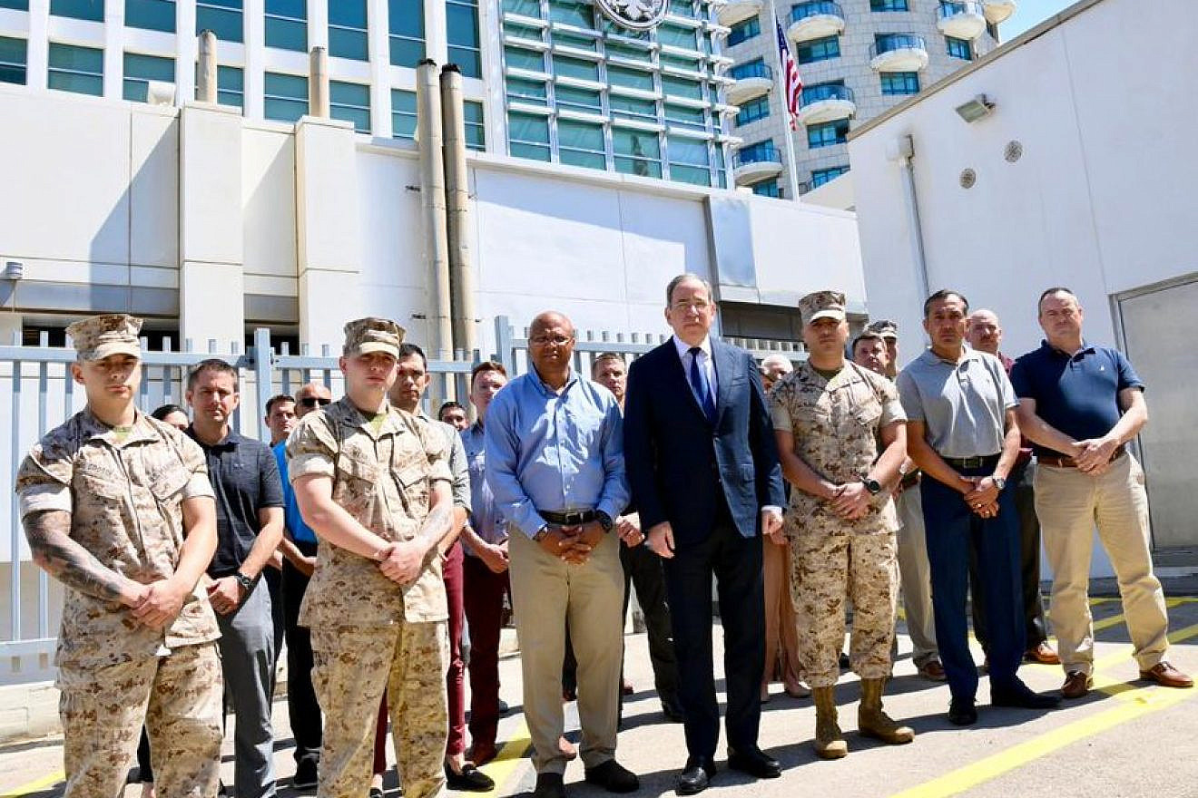U.S. Ambassador to Israel Thomas Nides (center) with Israeli soldiers on Yom Hazikaron on April 25, 2023. Source: Twitter.