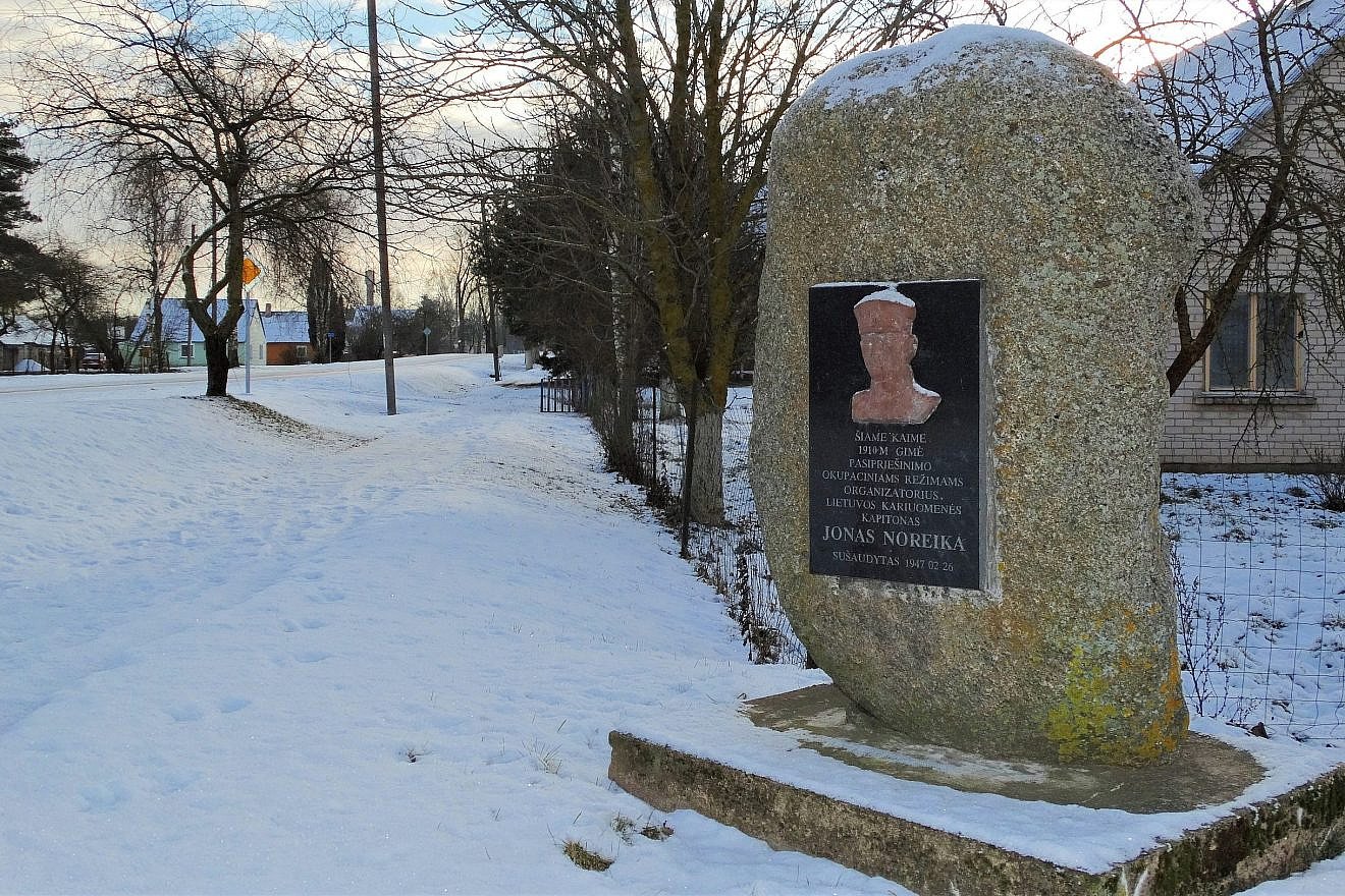 Stone in memory of Jonas Noreika, Šukioniai, Pakruojis district in Lithuania. Credit: Vilensija via Wikimedia Commons.