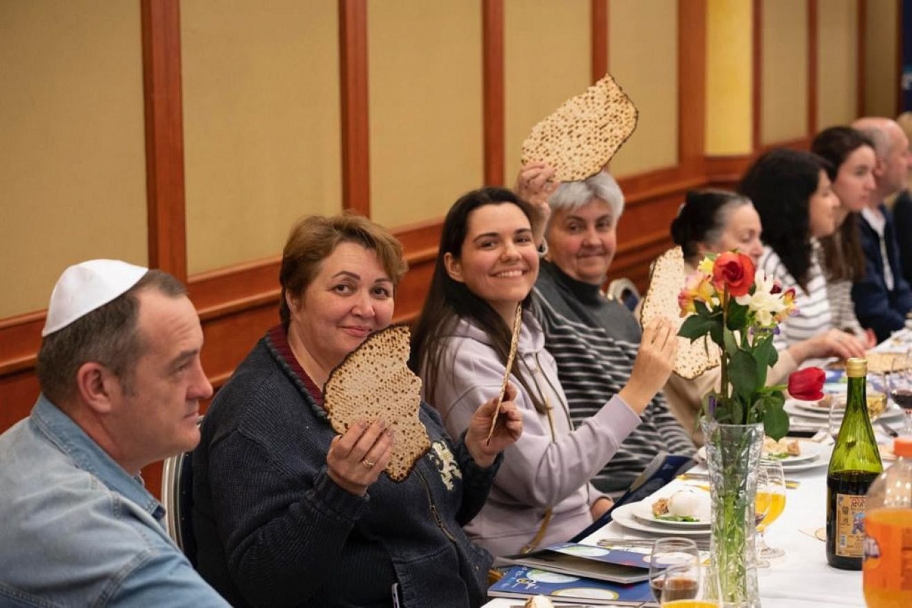 MAKOM Communities hosts Passover seders for Ukrainian and Russian refugees. Credit: JNF-USA.