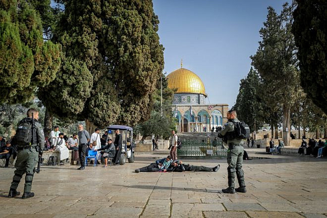 Israel Border Police officers stand guard as Jews visit the Temple Mount in Jerusalem, April 9, 2023. Photo by Jamal Awad/Flash90.