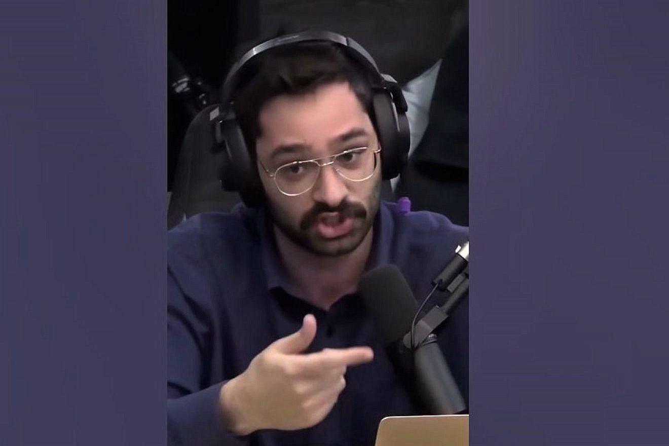 Journalist Elad Eliahu on a podcast. Source: YouTube.