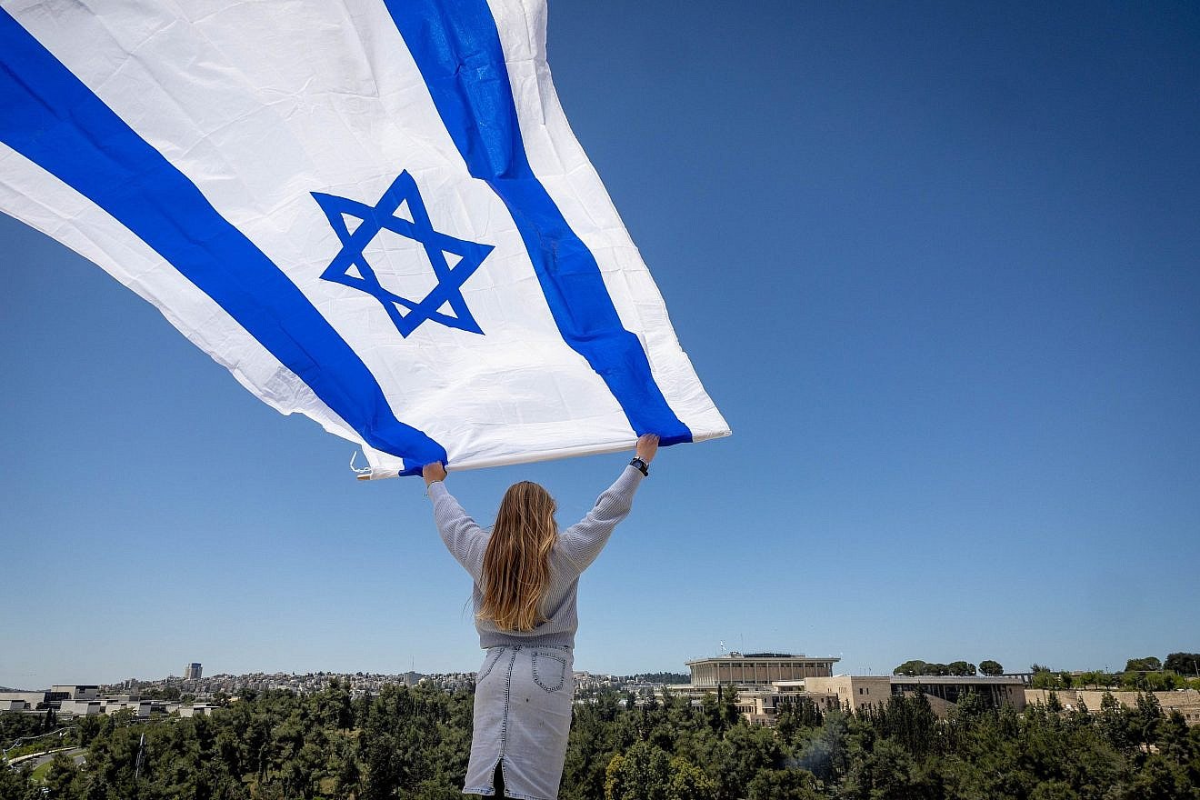Watching the military airshow as part of Israel's 75th Independence Day celebrations in Jerusalem on April 26, 2023. Photo by Yonatan Sindel/Flash90.