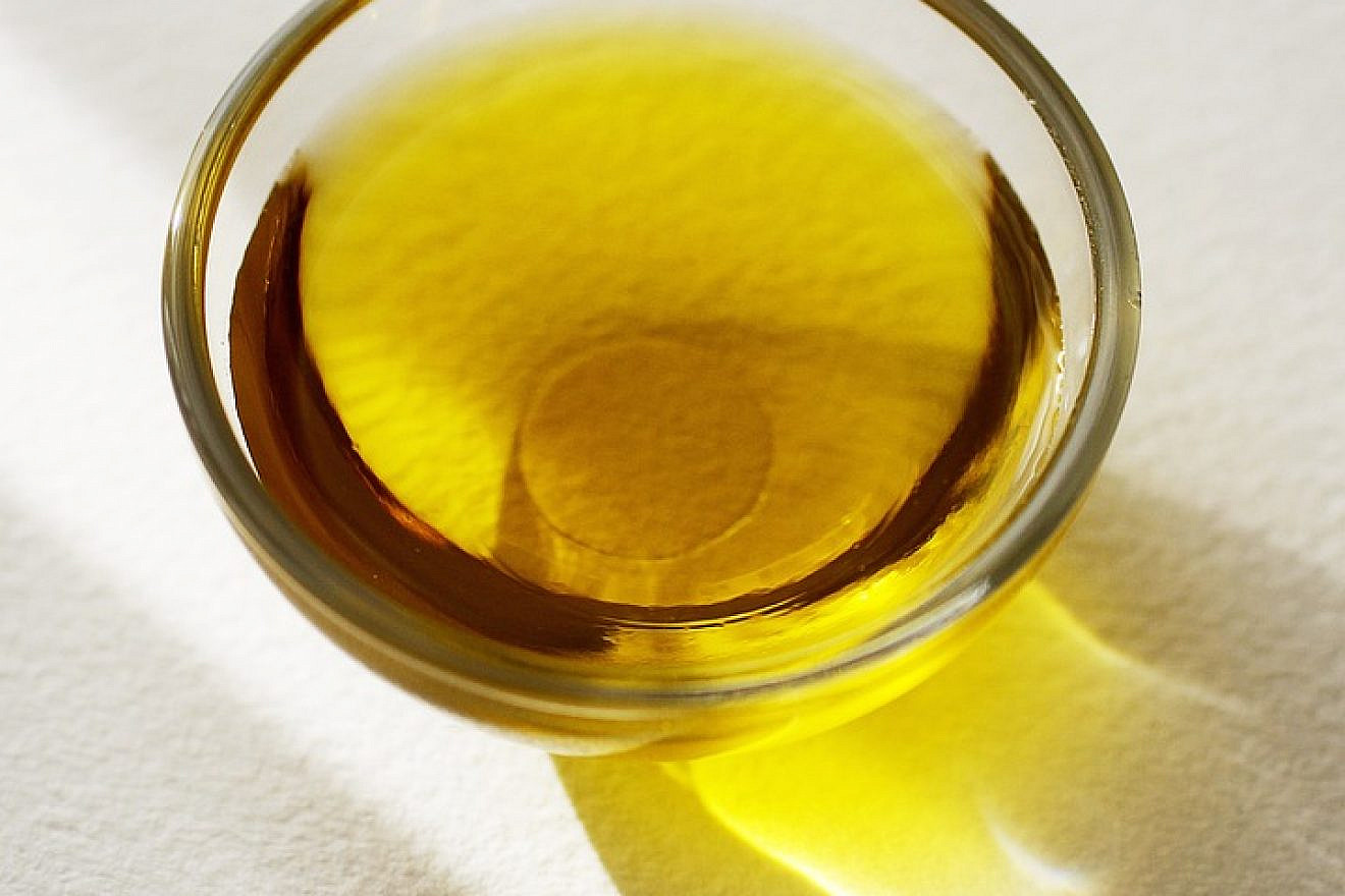 Olive oil. Credit: Ron Hvass via Pixabay.