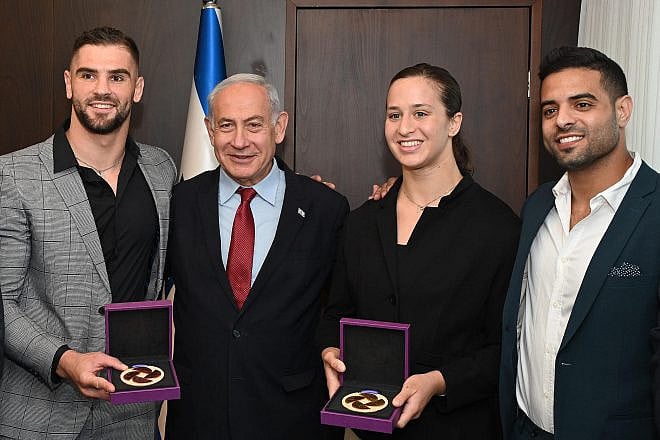 Prime Minister Benjamin Netanyahu in Jerusalem with the Israeli judo team: (from left) Peter Paltchik, Inbar Lanir and coach Oren Smadja, May 17, 2023. Photo by Haim Zach/GPO.