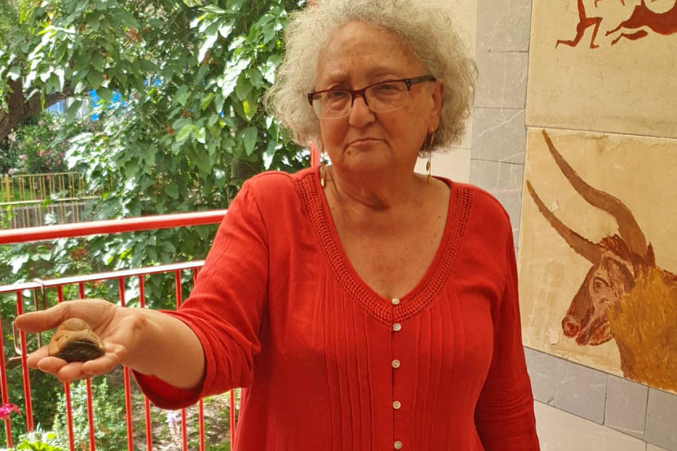 Lydia Marner with the 3,000-year-old Egyptian figurine she found on the beach. Photo by Idan Horen/Israel Antiquities Authority via TPS.