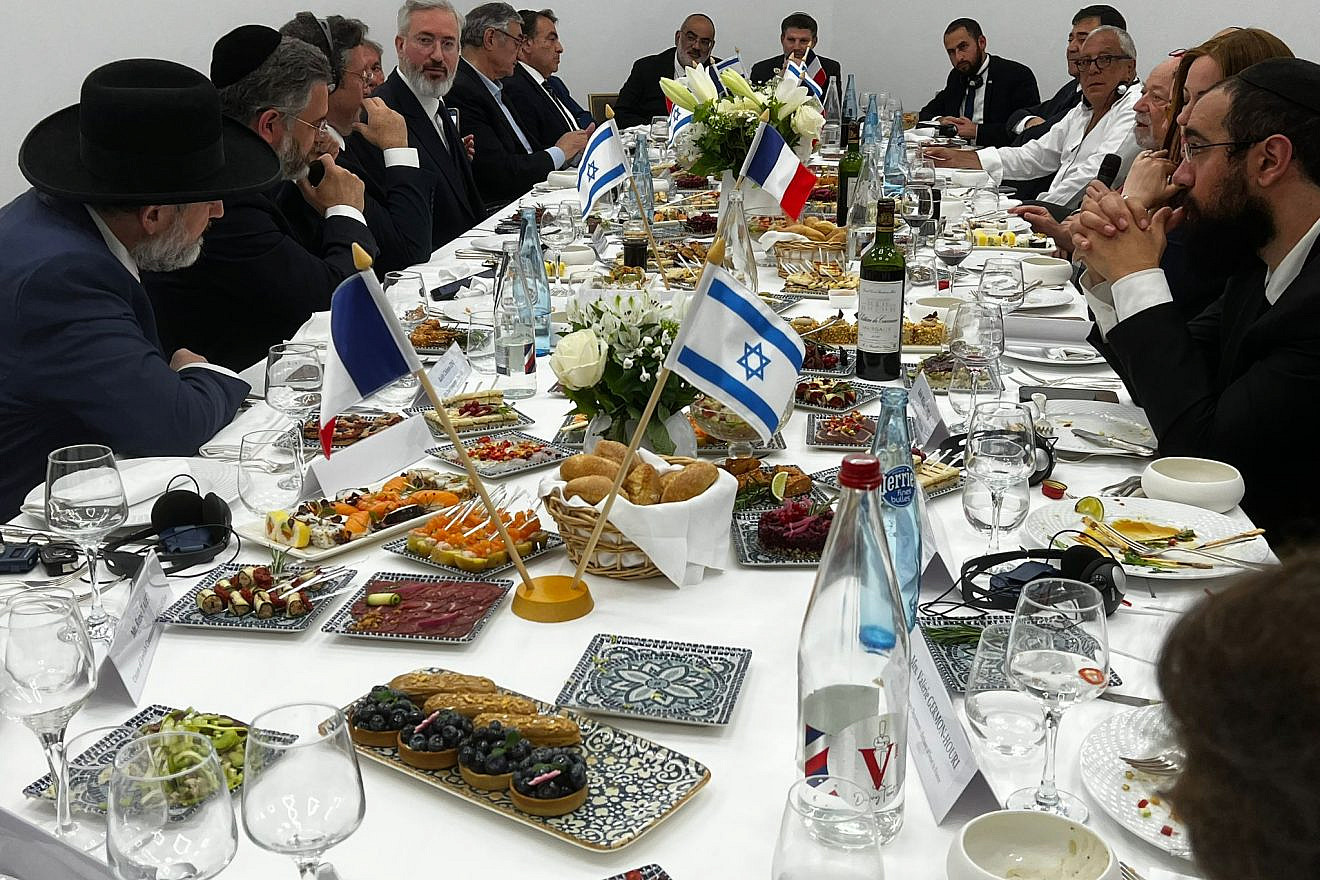 Israeli Finance Minister Bezalel Smotrich (head of table) meets in Paris with representatives of France's Jewish communities and organizations, on June 7, 2023. Source: Twitter.