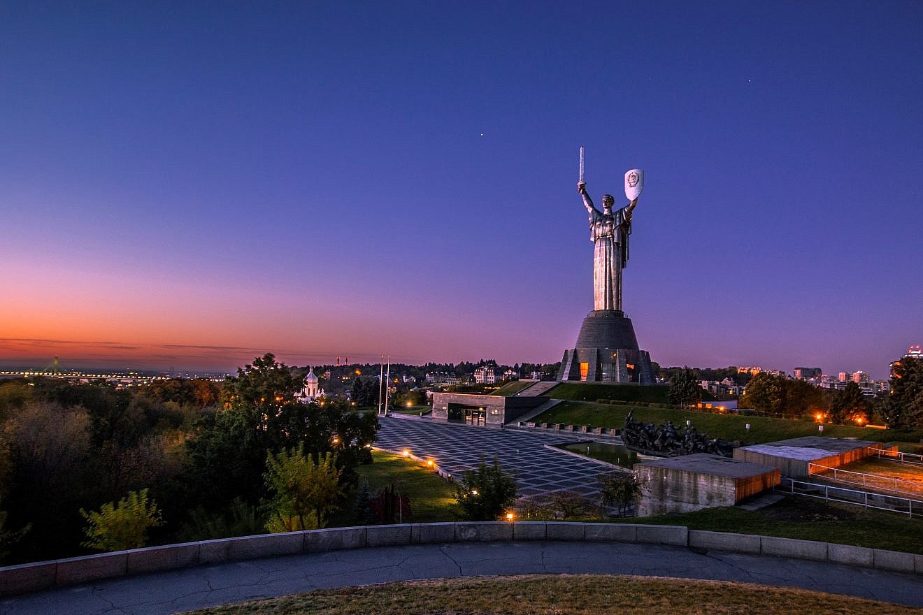 Museum of the History of Ukraine in World War II and Monument to the Motherland in Kyiv, Ukraine. Credit: Alexander Vovck via Wikimedia Commons.