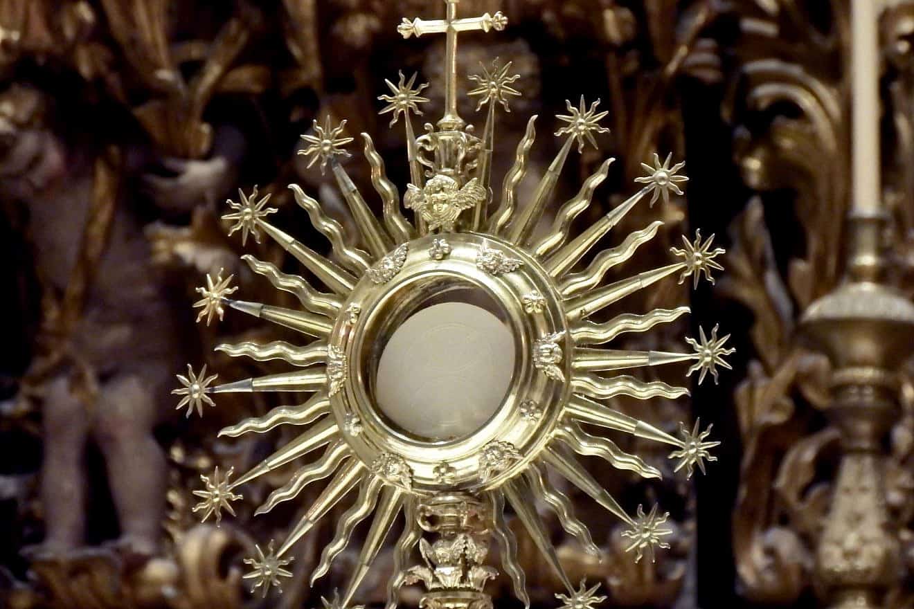 Golden monstrance. Credit: David Eucaristía/Pexels.