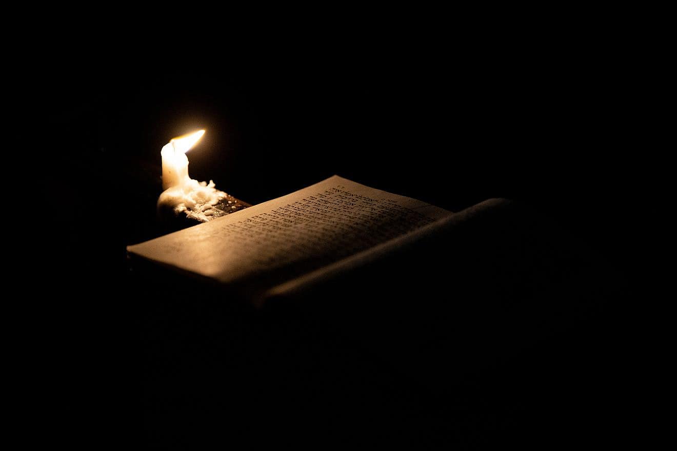 A Tisha B'Av candlelight service in Meah She’arim in Jerusalem, July 29, 2020. Photo by Yonatan Sindel/Flash90.