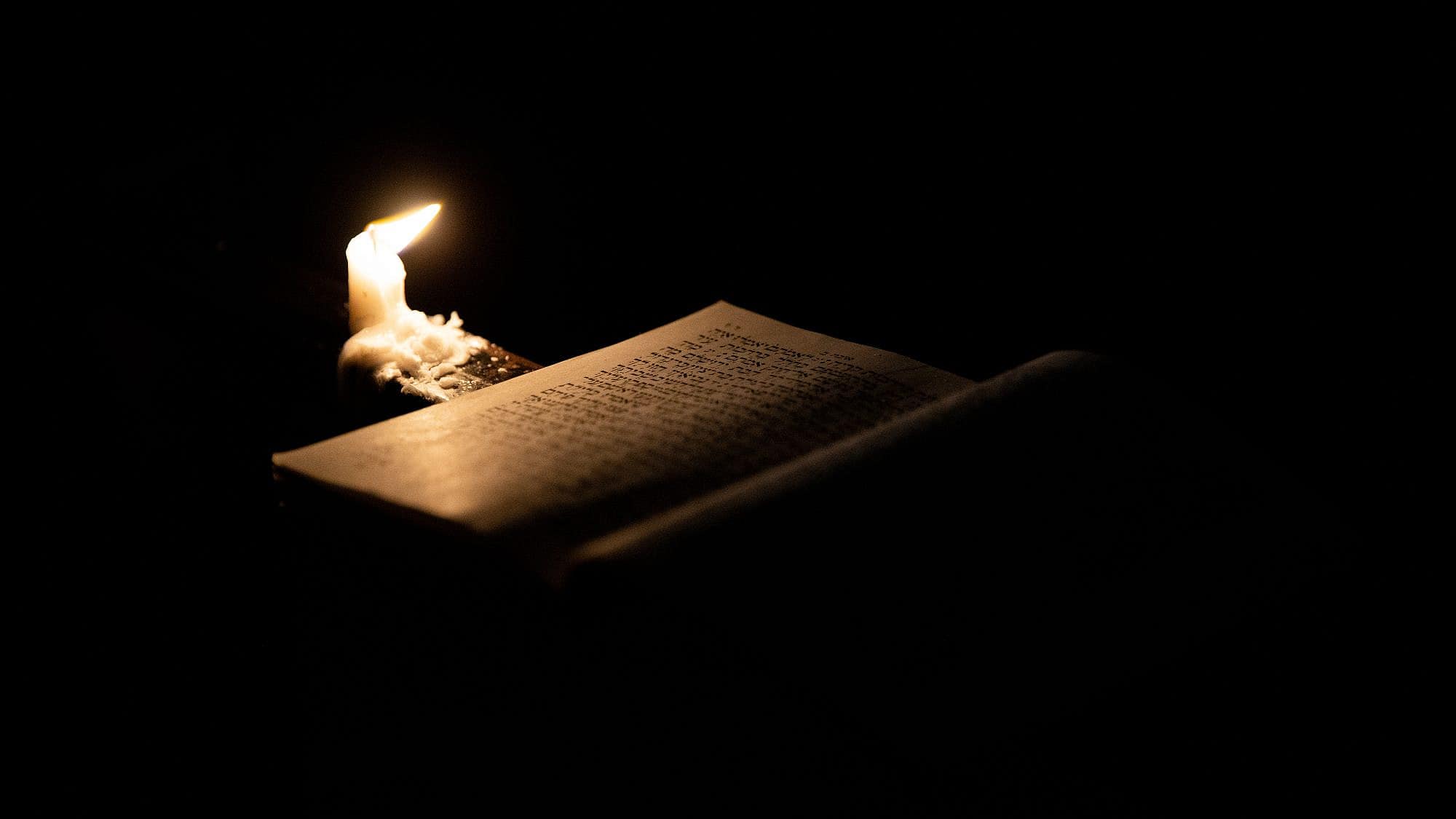 A Tisha B'Av candlelight service in Meah Shearim in Jerusalem, July 29, 2020. Photo by Yonatan Sindel/Flash90.