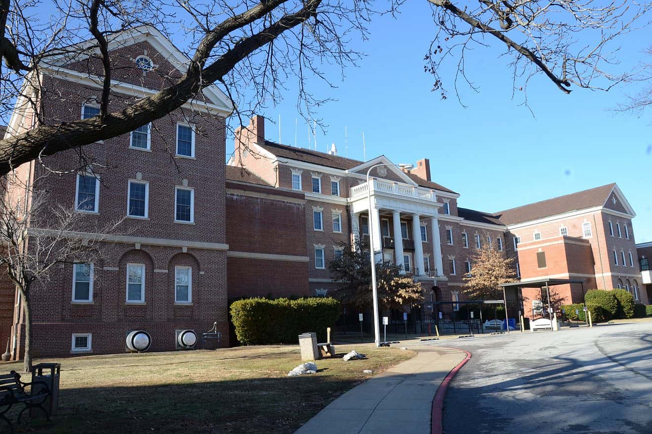 Fayetteville Veterans Administration Hospital in Arkansas. Source: Valis55 via Wikimedia Commons.