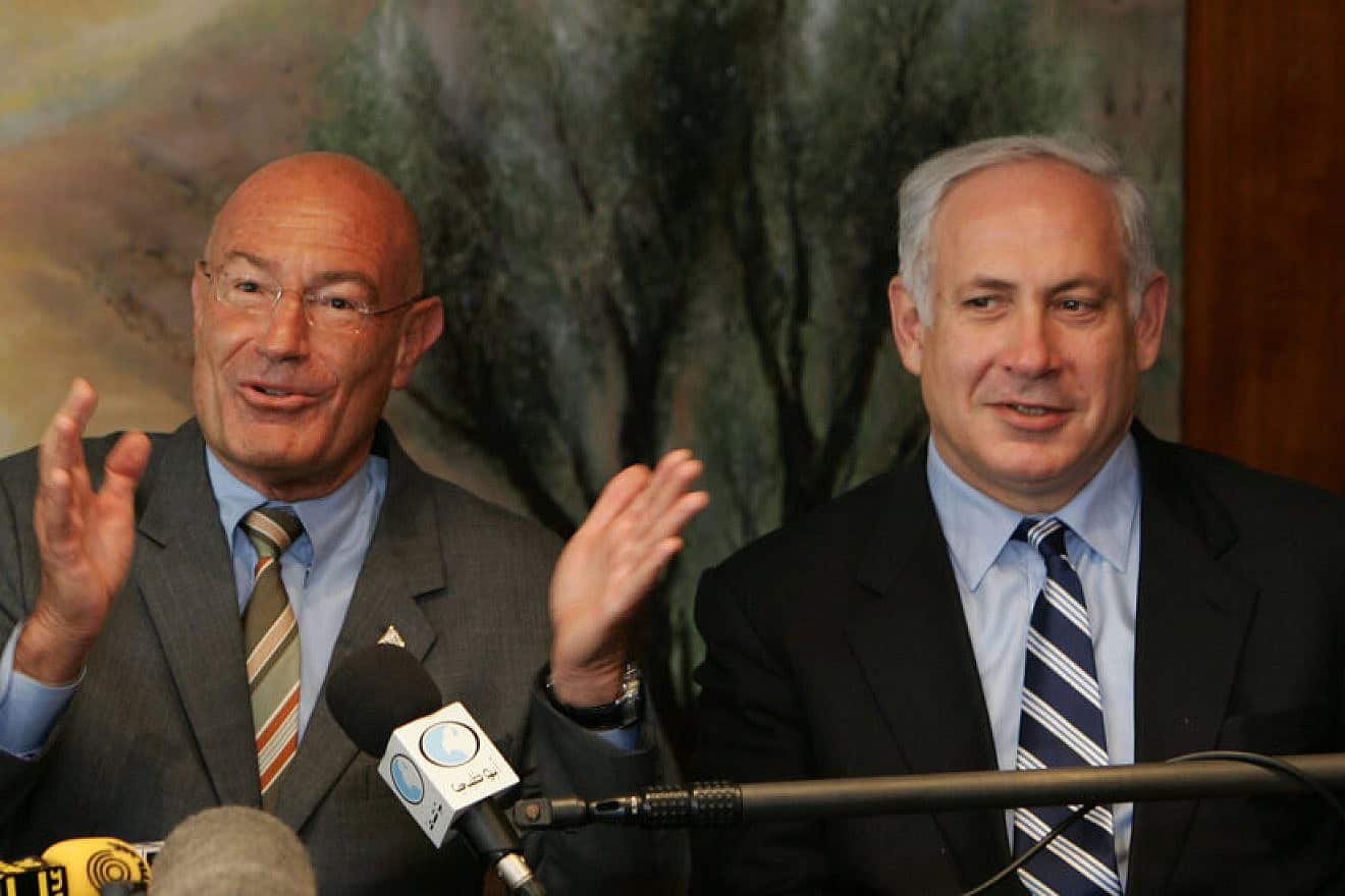 Israeli mogul Arnon Milchan with Israeli Prime Minister Benjamin Netanyahu in an undated photo. Source: Twitter.