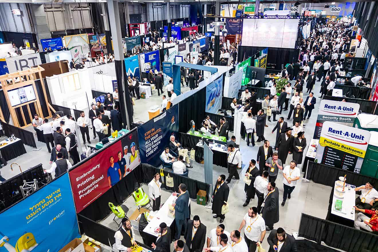 The bustling crowd of thousands at the second annual Zeh Mizeh Satmar Business Expo in New Jersey on July 12, 2023. Credit: Lanchevsky Images.
