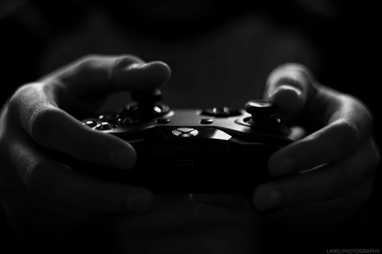 Video game remote control. Credit: Lalesh Aldarwish/Pexels.