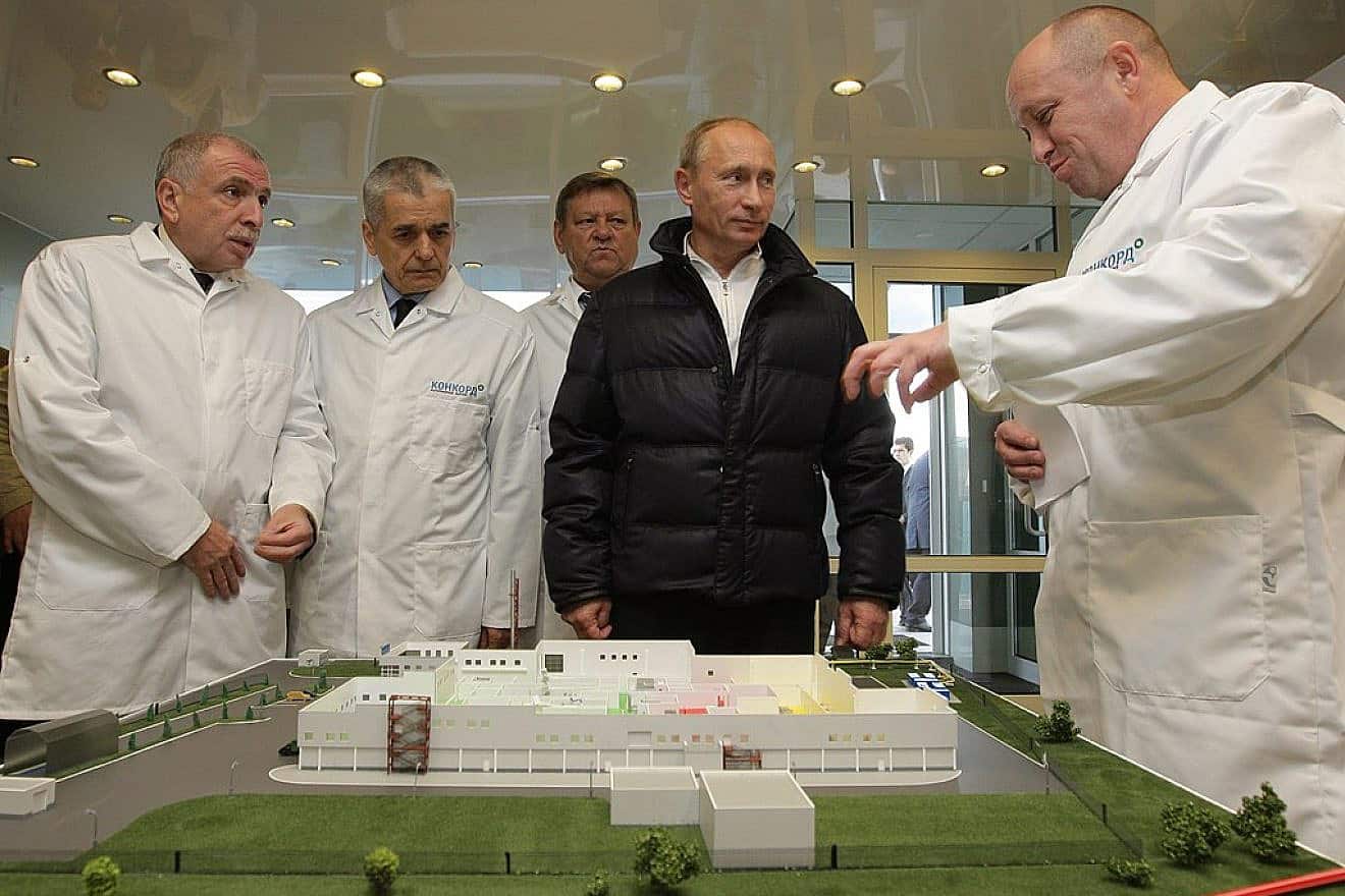 From left: Presidential envoy to the Northwestern Federal District Ilya Klebanov, Chief Sanitary Inspector Gennady Onishchenko, Leningrad Region Governor Valery Serdyukov, Prime Minister Vladimir Putin, Concord factory director Yevgeny Prigozhin, Sept. 20, 2010. Credit: Government of the Russian Federation via Wikimedia Commons.