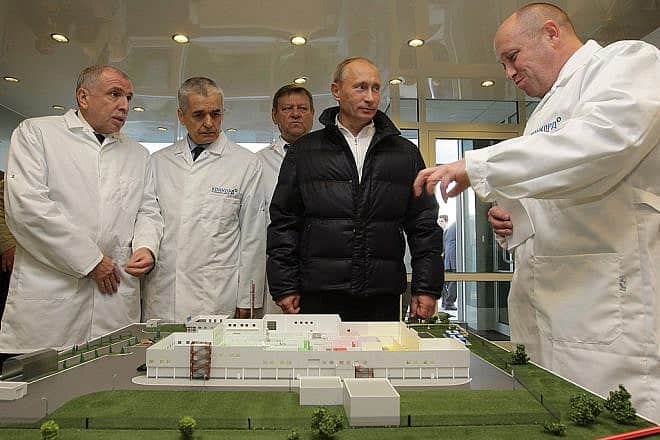 From left: Presidential envoy to the Northwestern Federal District Ilya Klebanov, Chief Sanitary Inspector Gennady Onishchenko, Leningrad Region Governor Valery Serdyukov, Prime Minister Vladimir Putin, Concord factory director Yevgeny Prigozhin, Sept. 20, 2010. Credit: Government of the Russian Federation via Wikimedia Commons.