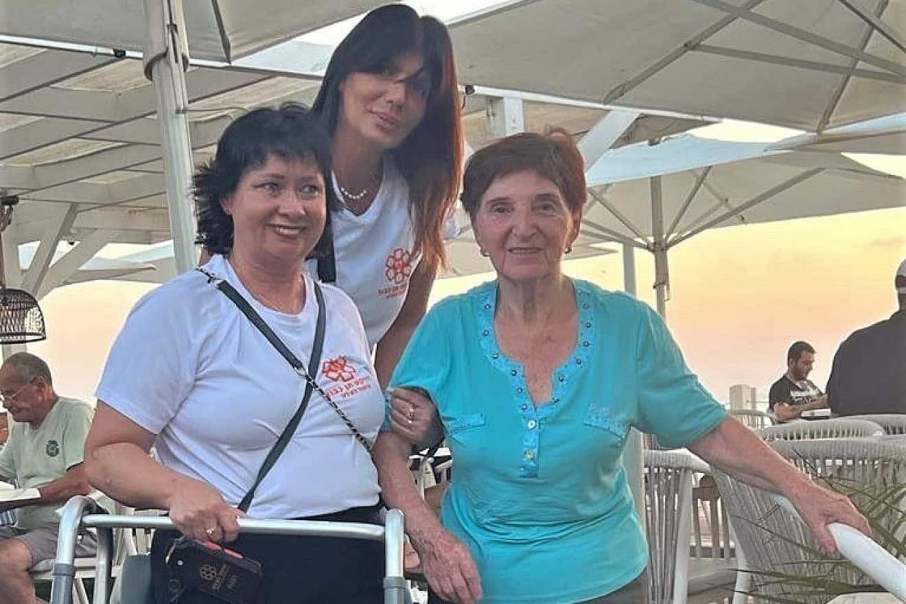 From left: Volunteer Oksana Standik-Segel and Lauren Chedva Shatrit, coordinator of the Ten Kavod (“Giving Honor”) project Heval Sorek chapter, with Mina Kozlanko at the beach in Ashdod. Credit: United Hatzalah.