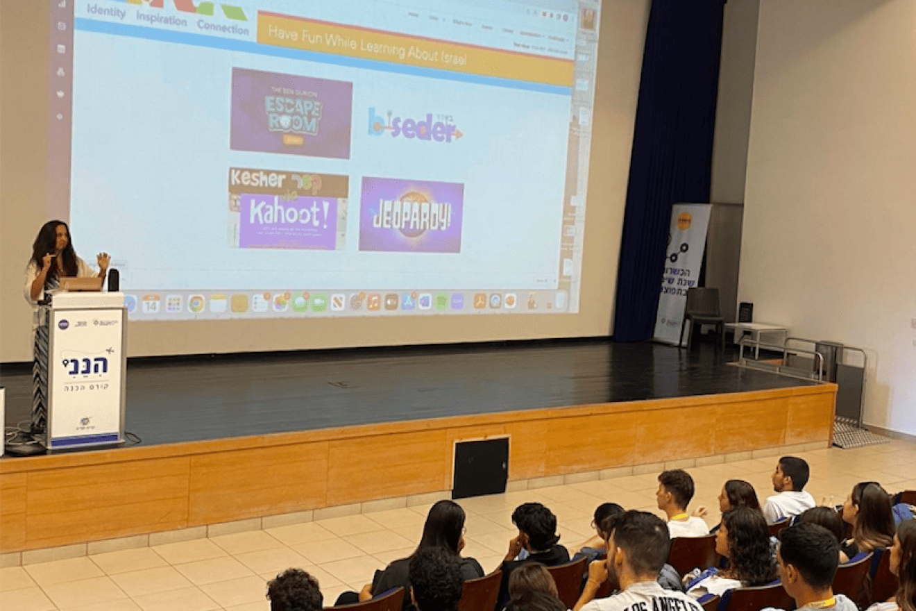 IsraelLINK Educational Specialist, Michelle Geft, trains Jewish Agency for Israel ShinShinim. Photo courtesy of StandWithUs.