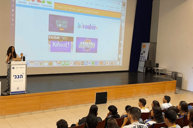 IsraelLINK Educational Specialist, Michelle Geft, trains Jewish Agency for Israel ShinShinim. Photo courtesy of StandWithUs.