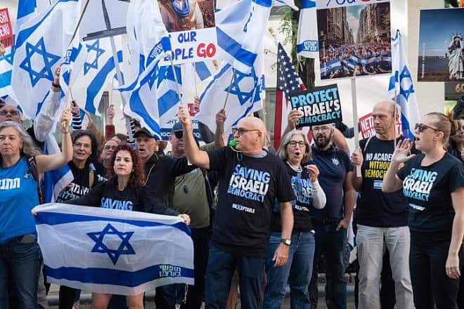 Anti-overhaul activists protest against the judicial overhaul and Israeli Prime Minister Benjamin Netanyahu during his visit in New York City for the U.N. General Assembly, Sept. 19, 2023. Photos by Luke Tress/Flash90.