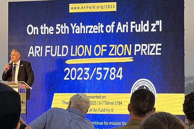Event host Stephen Leavitt addresses the audience at the 5th Yartzheit of Ari Fuld, in Kfar Etzion in Judea, Sept. 21, 2023. Credit: Courtesy.