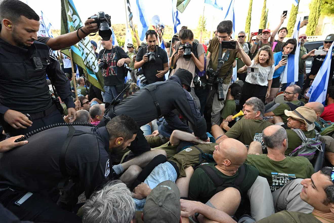 Police begin to clear protesters blocking the road in Modi'in. Photo by Yossi Zeliger/TPS.