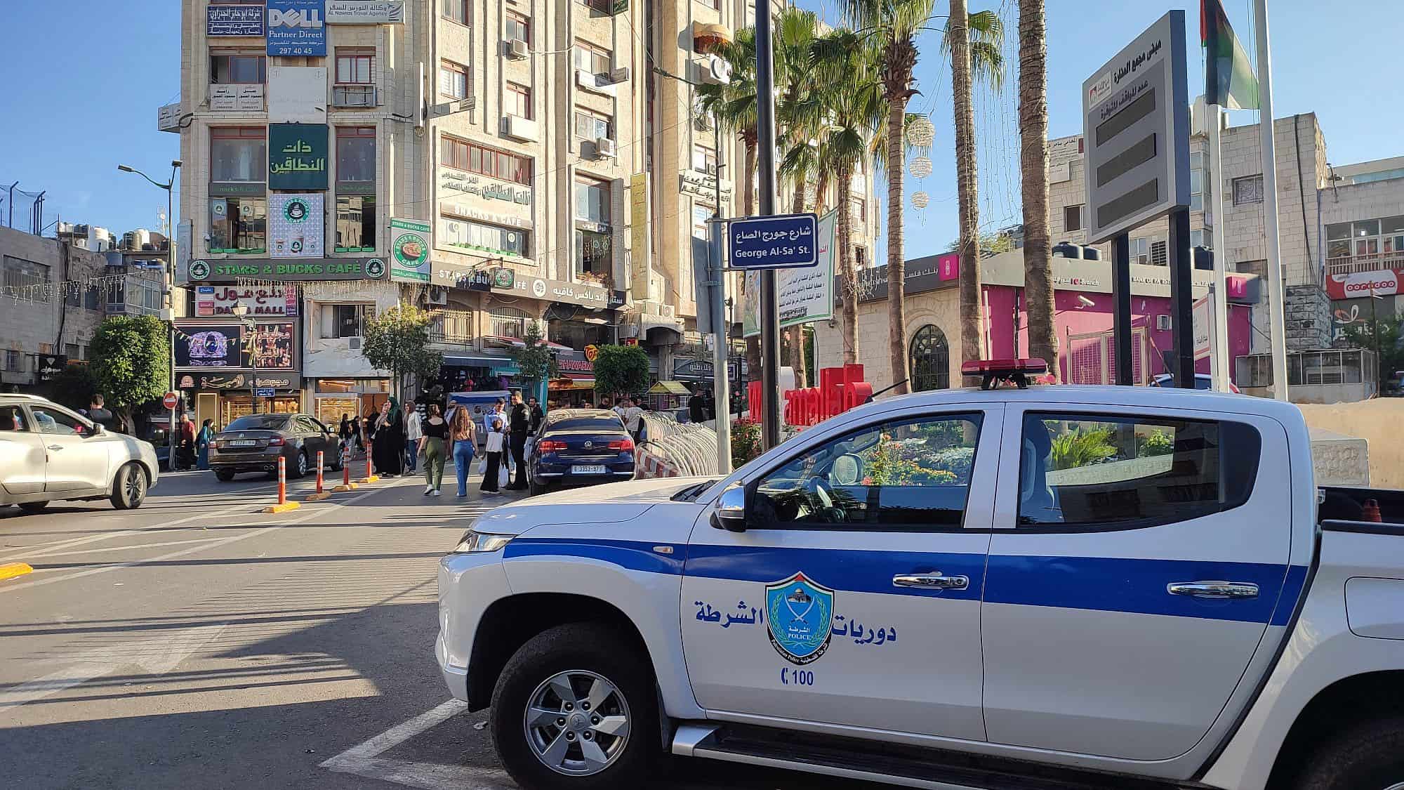 A Palestinian police car in Al-Manara Square in Ramallah. Credit: Tomasz Przechlewski/Flickr via Wikimedia Commons.