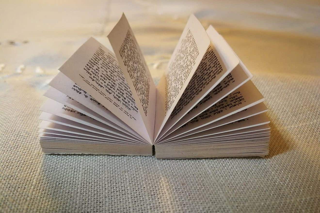 Prayer book. Credit: Yedidiak/Pixabay.