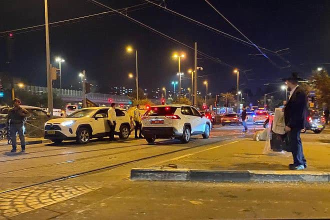 Israeli police at the scene of a stabbing t the Givat Hamivtar light rail station in northern Jerusalem, Sept. 21, 2023. Photo by TPS.