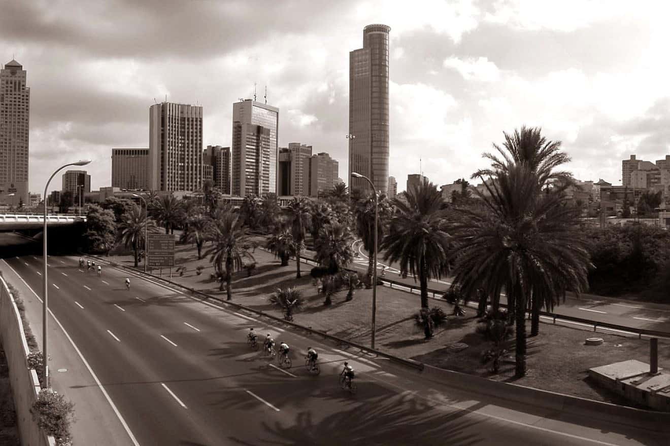 The Ayalon Highway (Highway 20) from Tel Aviv to Ramat Gan, devoid of cars on Yom Kippur. Credit: Roy Boshi via Wikimedia Commons.