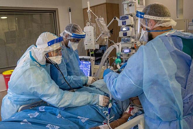Medical staff at work at Hadassah Ein Kerem medical center in Jerusalem on Aug. 25, 2021. Photo: Yonatan Sindel/Flash90