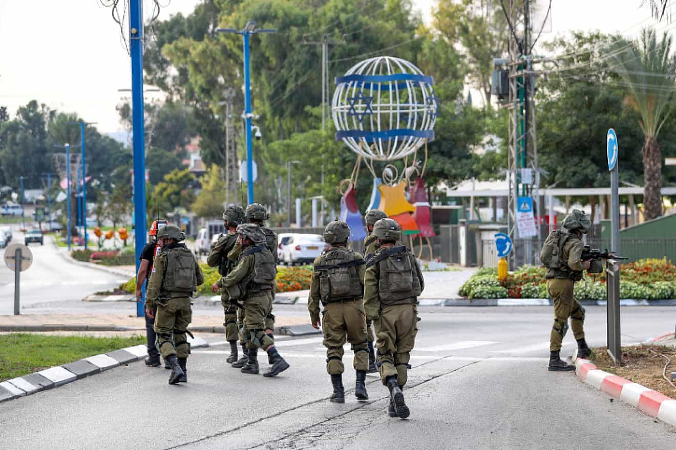 Israeli security personnel search for Hamas terrorists in Sderot, Oct. 7, 2023. Photo by Jamal Awad/Flash90.