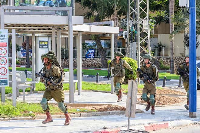 Israeli soldiers take position in the southern Israeli city of Sderot, October 8, 2023. Photo by Yossi Zamir/Flash90 *** Local Caption *** 
????? ????
???? ?????
?????
??????