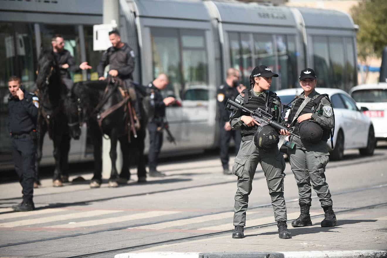 A terrorist stabbed a policeman in Jerusalem, Oct. 30, 2023. Photo by Yoav Dudkevitch/TPS.