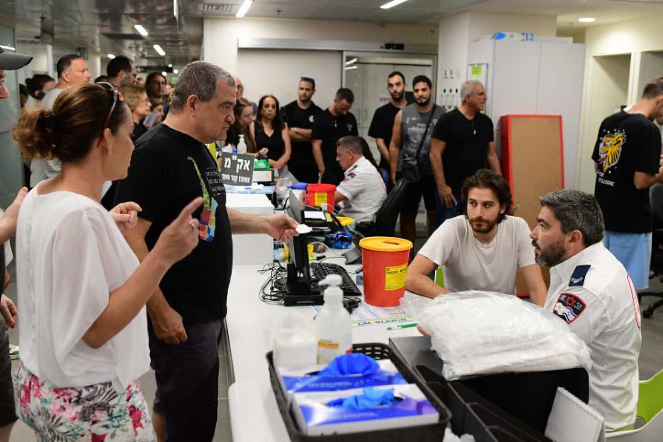 Hundreds in line at Tel Aviv Sourasky Medical Center (Ichilov Hospital) to donate blood for those wounded by a barrage of rockets fired by the Hamas terrorist group into Israel on Oct. 7, 2023. Photo by Tomer Neuberg/Flash90.