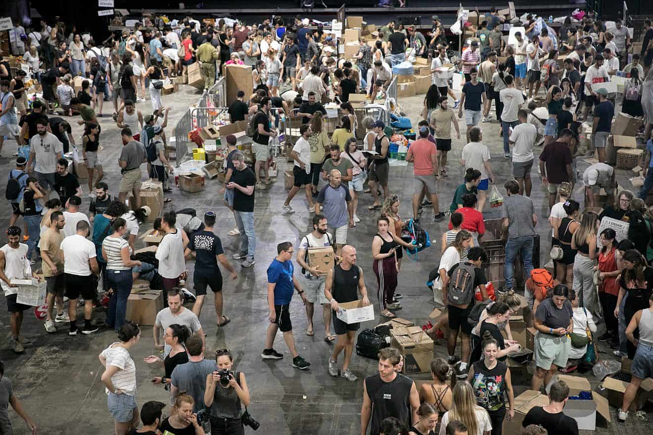 Israeli citizens pack donations of food and other necessities for the Israeli soldiers and citizens in the south, in Tel Aviv, October 9, 2023. Photo by Miriam Alster/Flash90 *** Local Caption *** אוספים ותורמים ממתקים שימורים סיגריות ציורים לחיילים בדרום
תל אביב
נמל
תל
אביב
