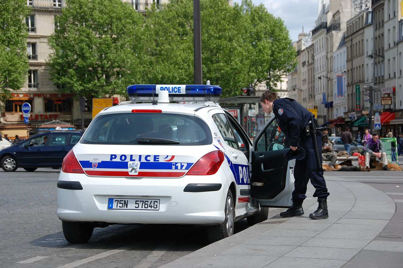 Police car in Paris. Photo by Andre Bulber/Wikimedia Commons.