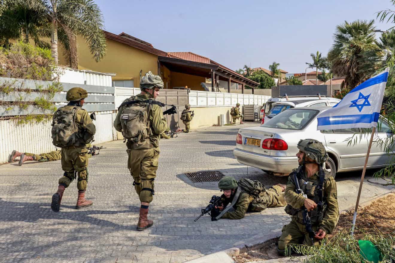 Israeli soldiers take position in the western Negev city of Sderot, Oct. 8, 2023. Photo by Yossi Zamir/Flash90.