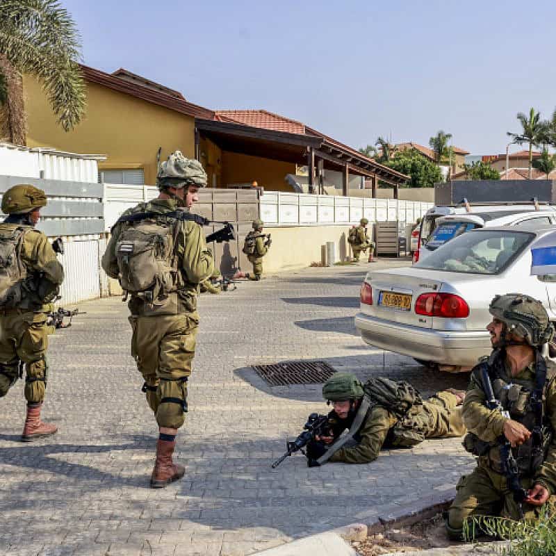 Israeli soldiers take position in the western Negev city of Sderot, Oct. 8, 2023. Photo by Yossi Zamir/Flash90.