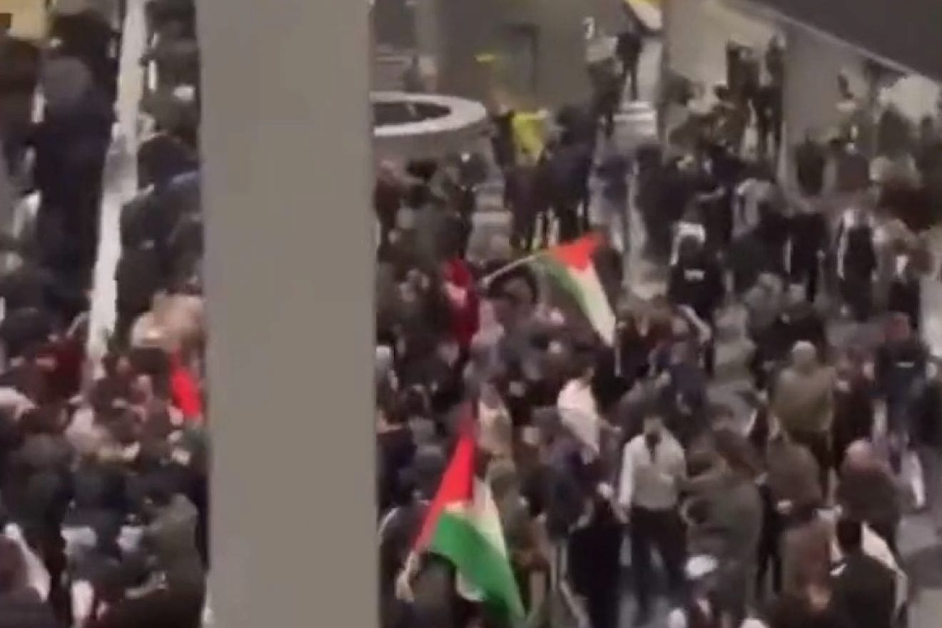 An antisemitic mob at Makhachkala Uytash Airport in Russia's Dagestan Republic, Oct. 29, 2023. Source: Screenshot.
