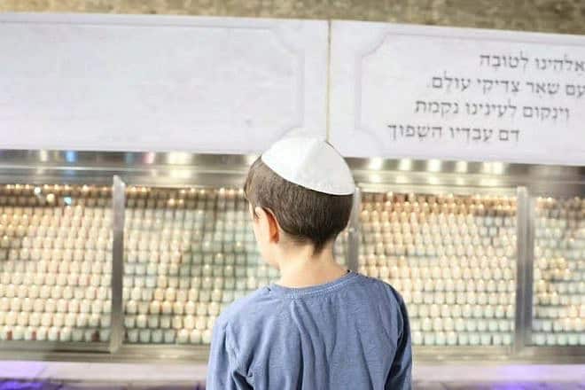 1,400 candles are lit in front of the Western Wall in Jerusalem in honor of the victims of Hamas's Oct. 7 massacre, Nov. 6, 2023. Courtesy: Western Wall Heritage Foundation.