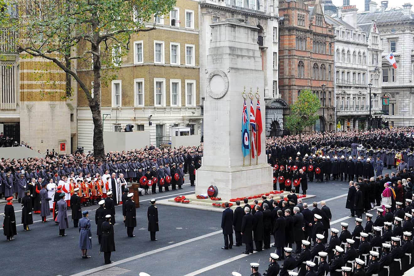 Armistice Day crowds in London honoring veterans who fought for the United Kingdom, Nov. 14, 2010. Credit: Sgt. Dan Harmer RLC via Wikimedia Commons.