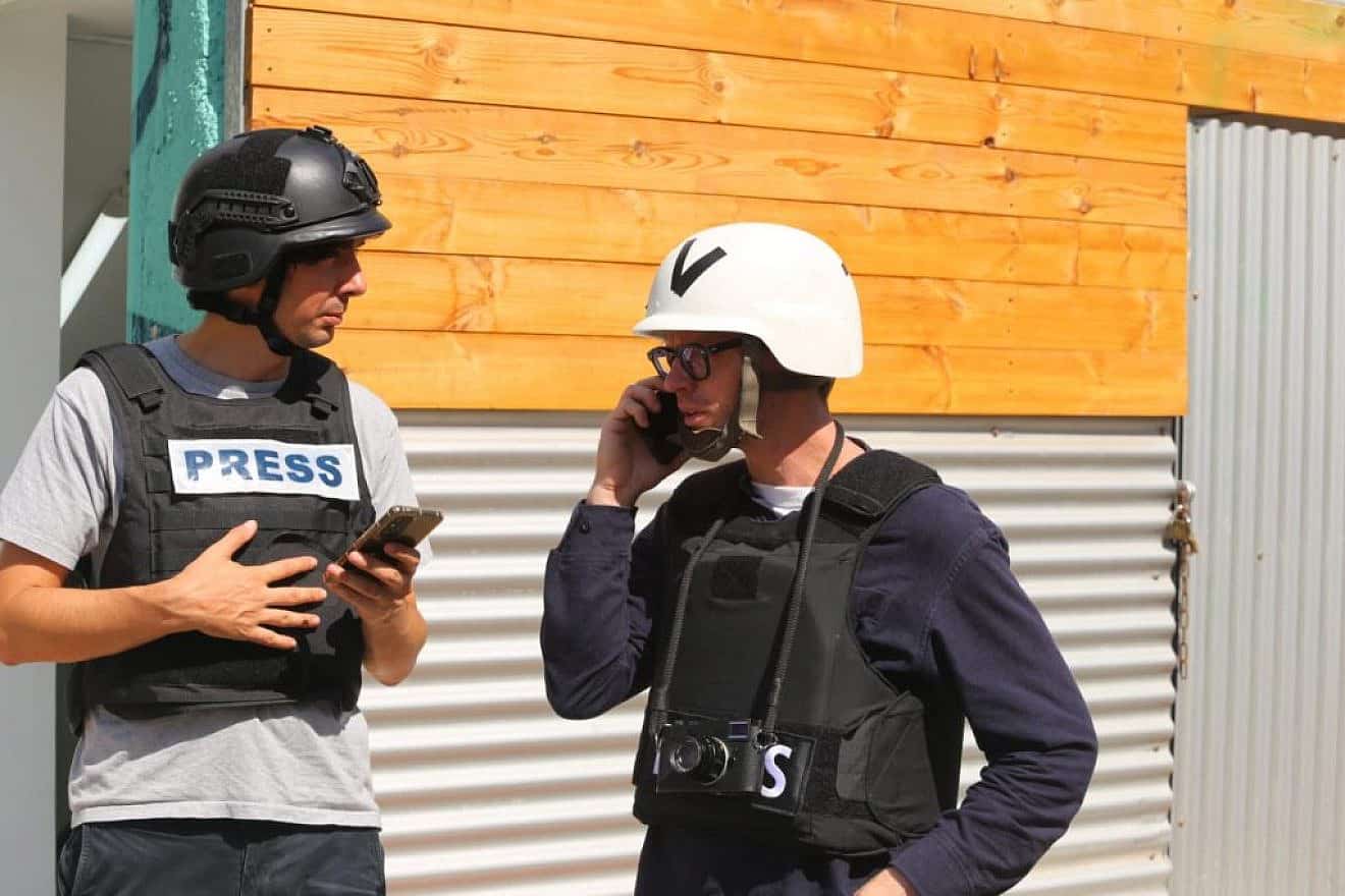 Journalists in Sderot, Nov. 9, 2023. Photo by Eitan Elhadez-Barak/TPS.