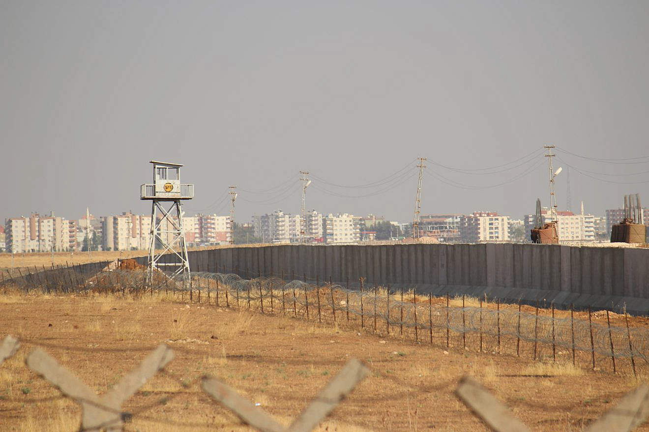 The Turkey-Syria border near Nusaybin in southern Turkey. Credit: William John Gauthier via Wikimedia Commons.