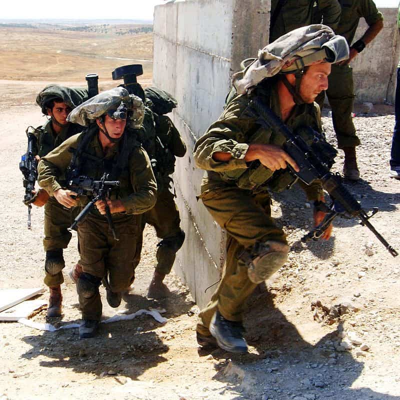 Israeli soldiers from the Paratroopers Brigade take part in a training exercise in which they practice fighting door-to-door combat in inhabited areas, in Tze'elim, southern Israel, July 10, 2014. Photo: Flash90